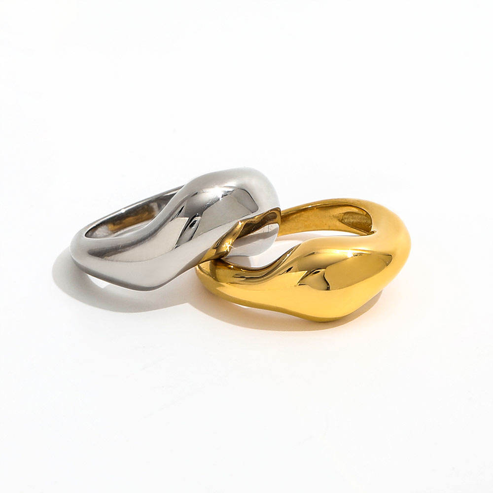 Eterna Gold Band Ring