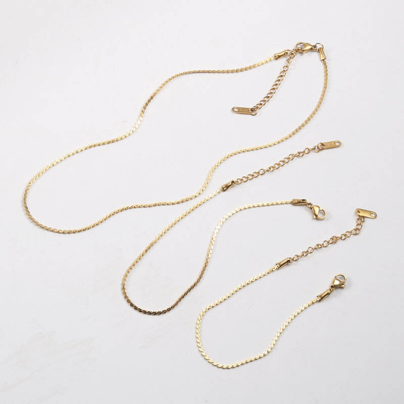 Velin Curve Necklace